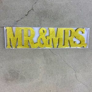 Mr & Mrs sign NWT